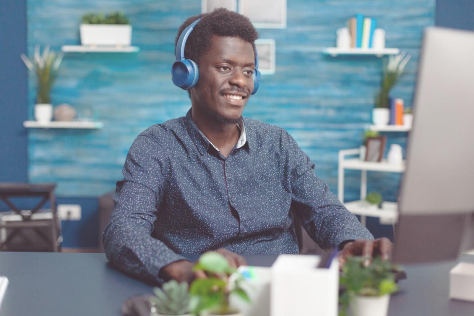 Person analysiert Haushaltsbuch und monatliche Ausgaben