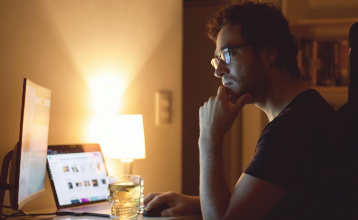 Notizbuch mit Budgetplänen und Jahreszeitenlisten